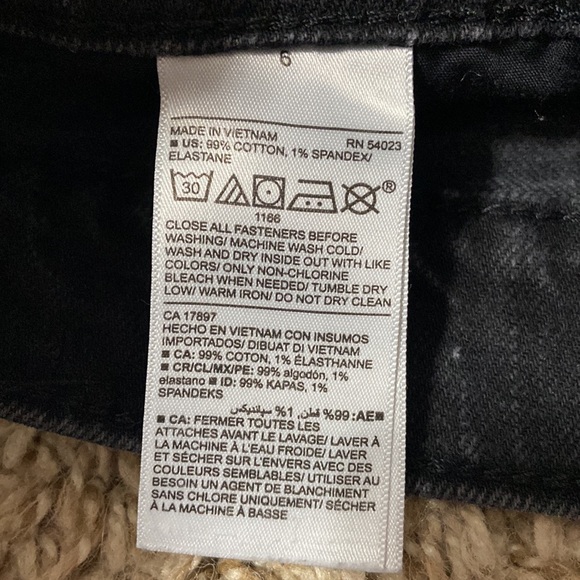 Womens Old Navy size 6 jean shorts - Picture 2 of 2